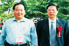 中共中央政治局原常委張高(gāo)麗與劉希山教授在一(yī)起。