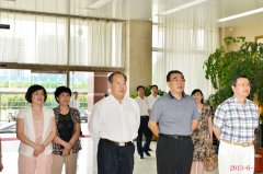 山東省政協副主席王乃靜(jìng)（右一(yī)），濰坊市(shì)政協主席崔建平（右二）,山東英才